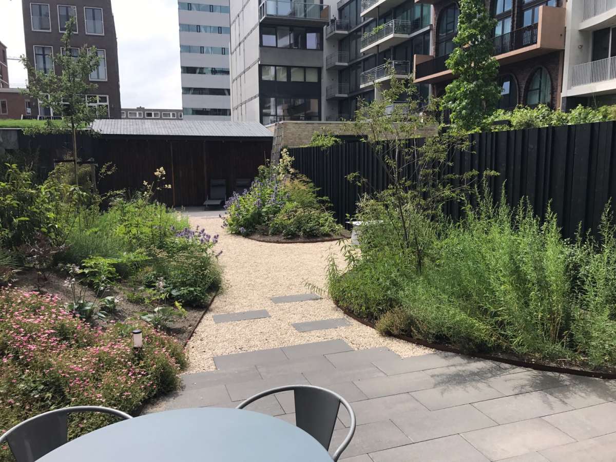 Tuinontwerp Le Far West - Doorkijk richting de achterzijde van de tuinen